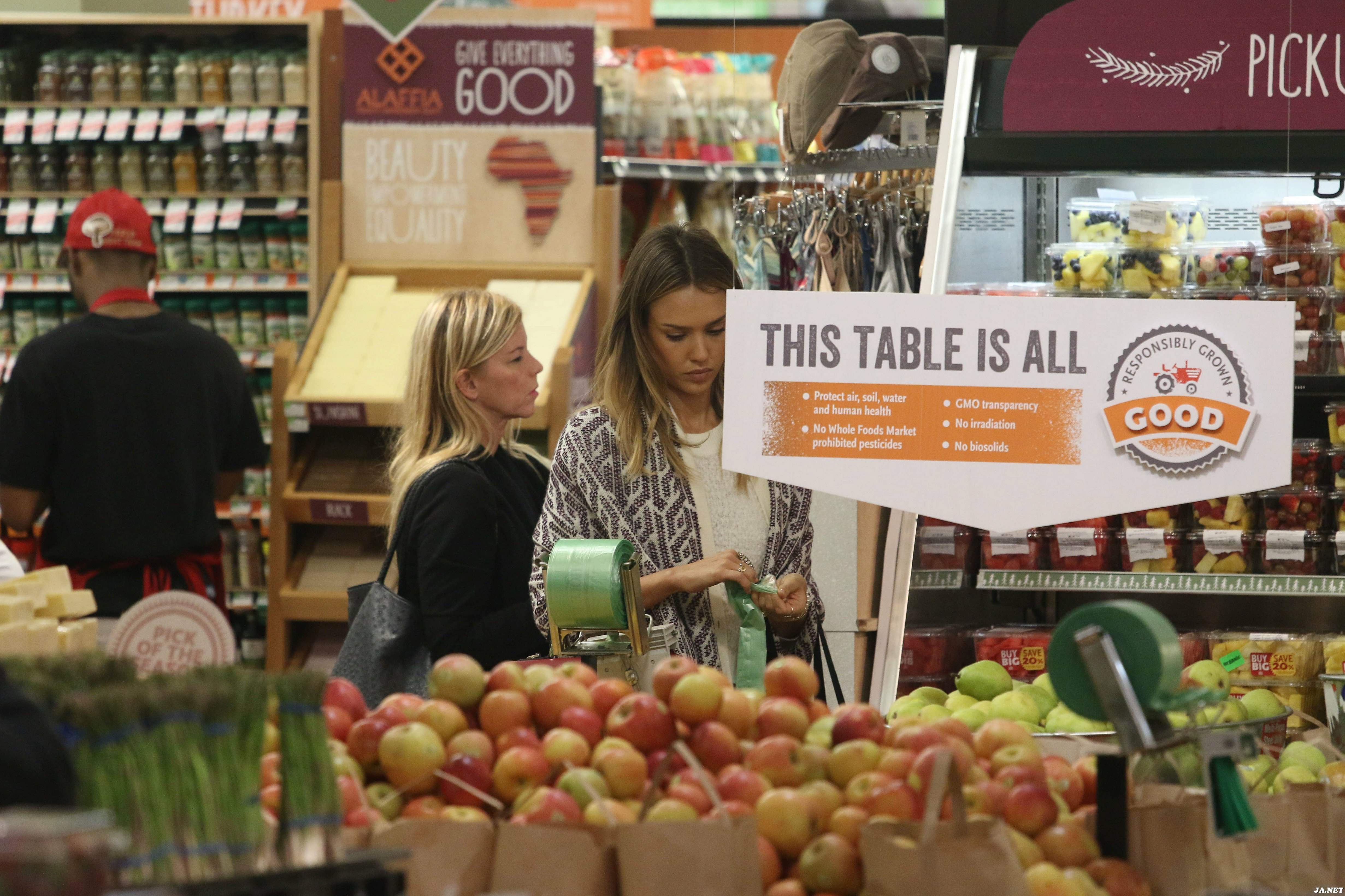 Джессика Альба. Джессика Альба закупается в "Whole Foods"