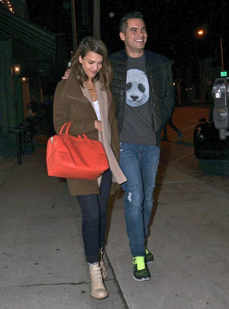 Джессика Альба. Джессика Альба с мужем отправляется на свидание в ресторан "Craig's"