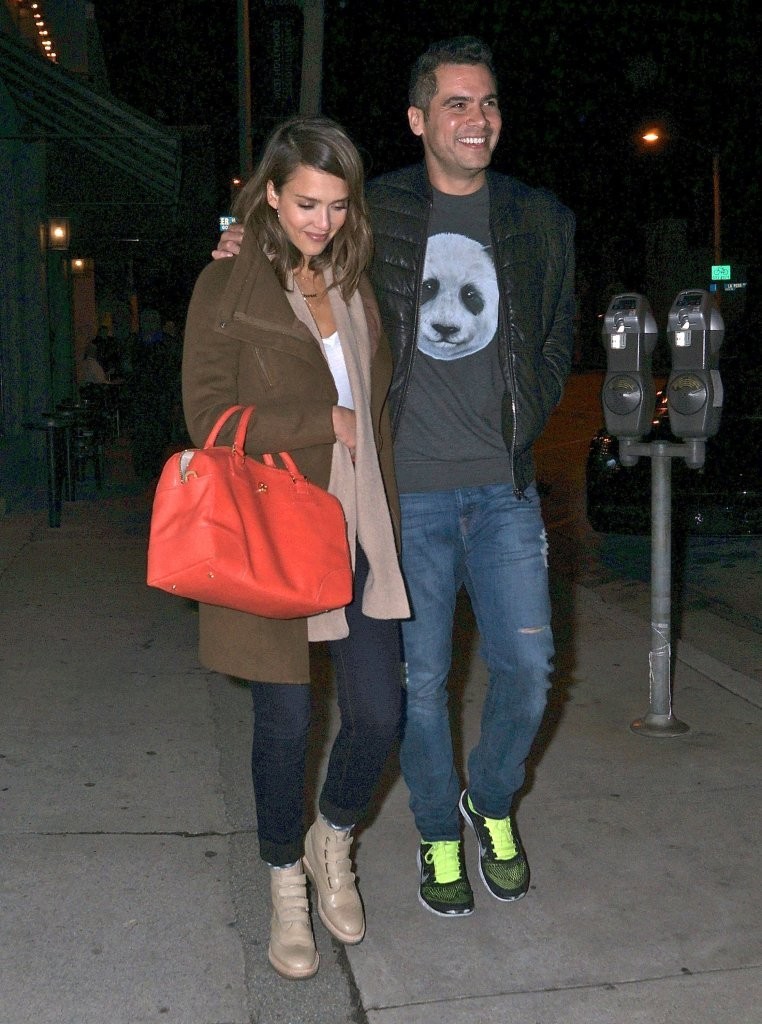 Джессика Альба. Джессика Альба с мужем отправляется на свидание в ресторан "Craig's"