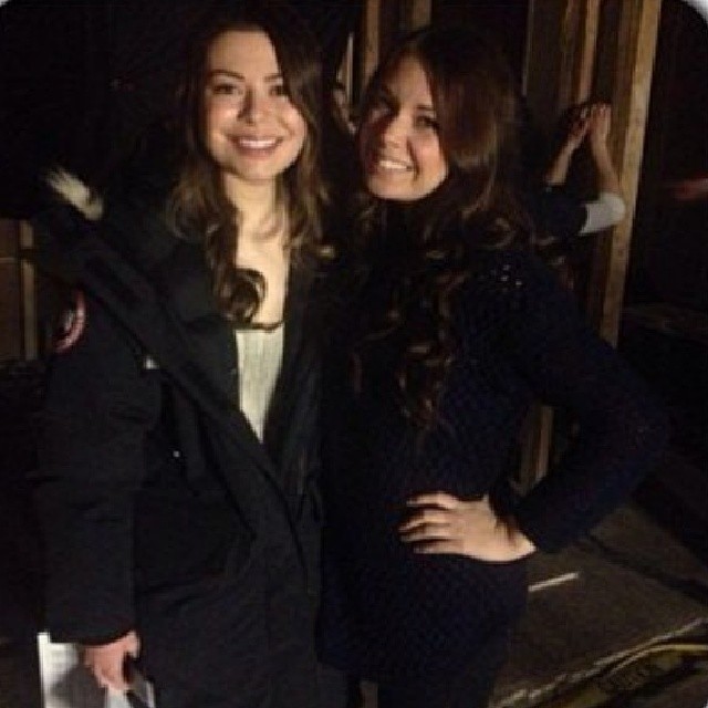 Миранда Косгроув. В инстаграме появилось несколько фотографий,связанных с новым фильмом "злоумышленники"