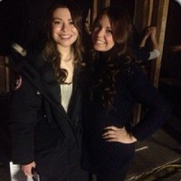 Миранда Косгроув. В инстаграме появилось несколько фотографий,связанных с новым фильмом "злоумышленники"