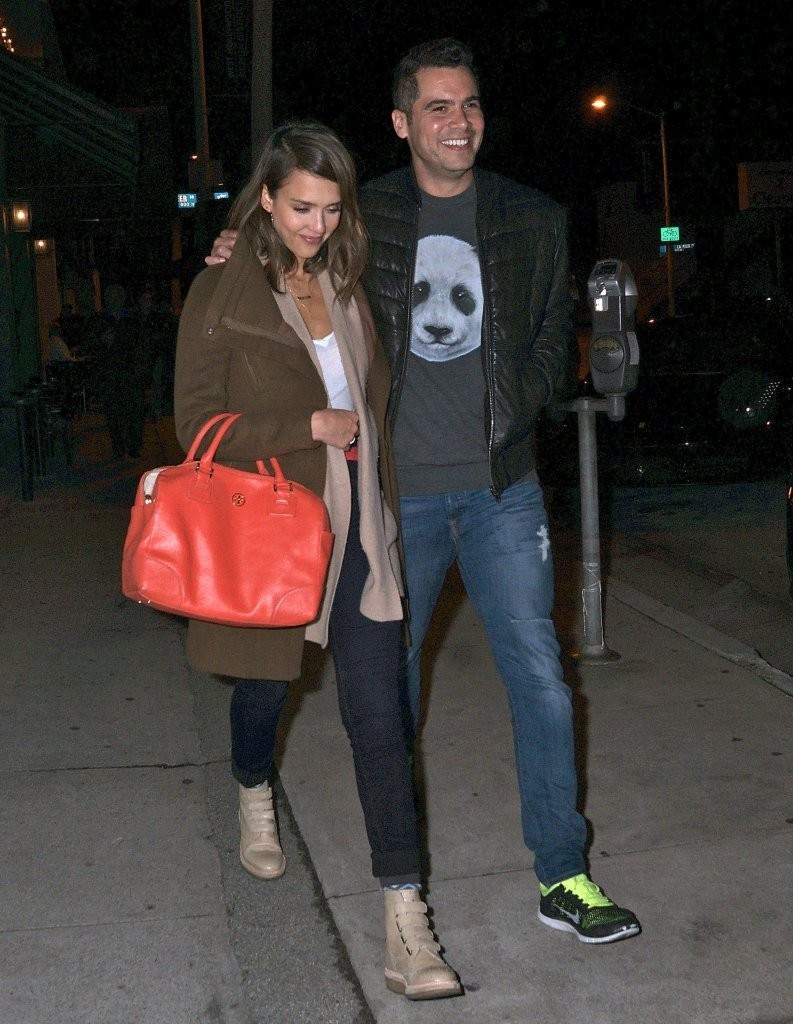 Джессика Альба. Джессика Альба с мужем отправляется на свидание в ресторан "Craig's"