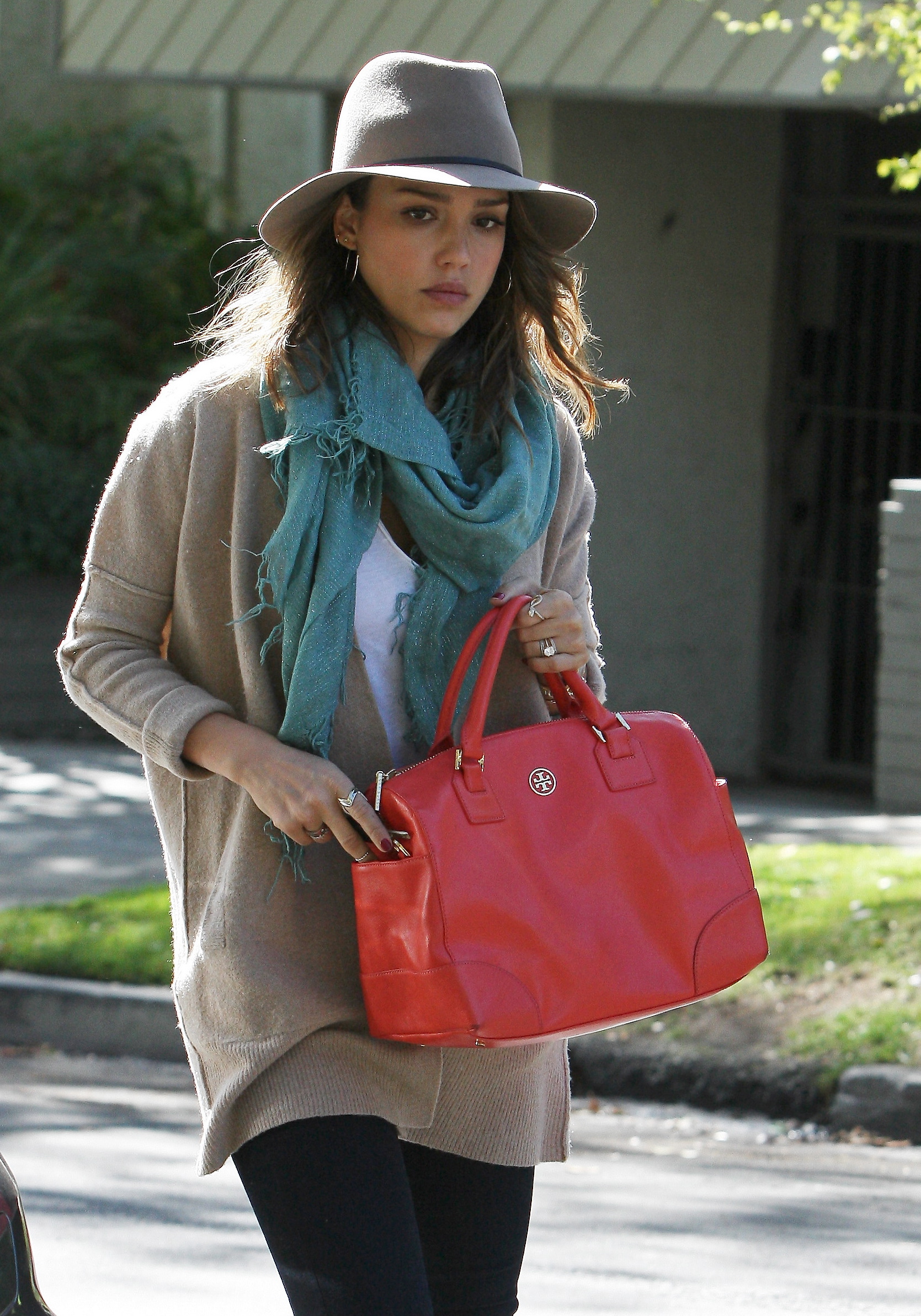 Джессика Альба. Джессика Альба идет на деловую встречу в Вествуде