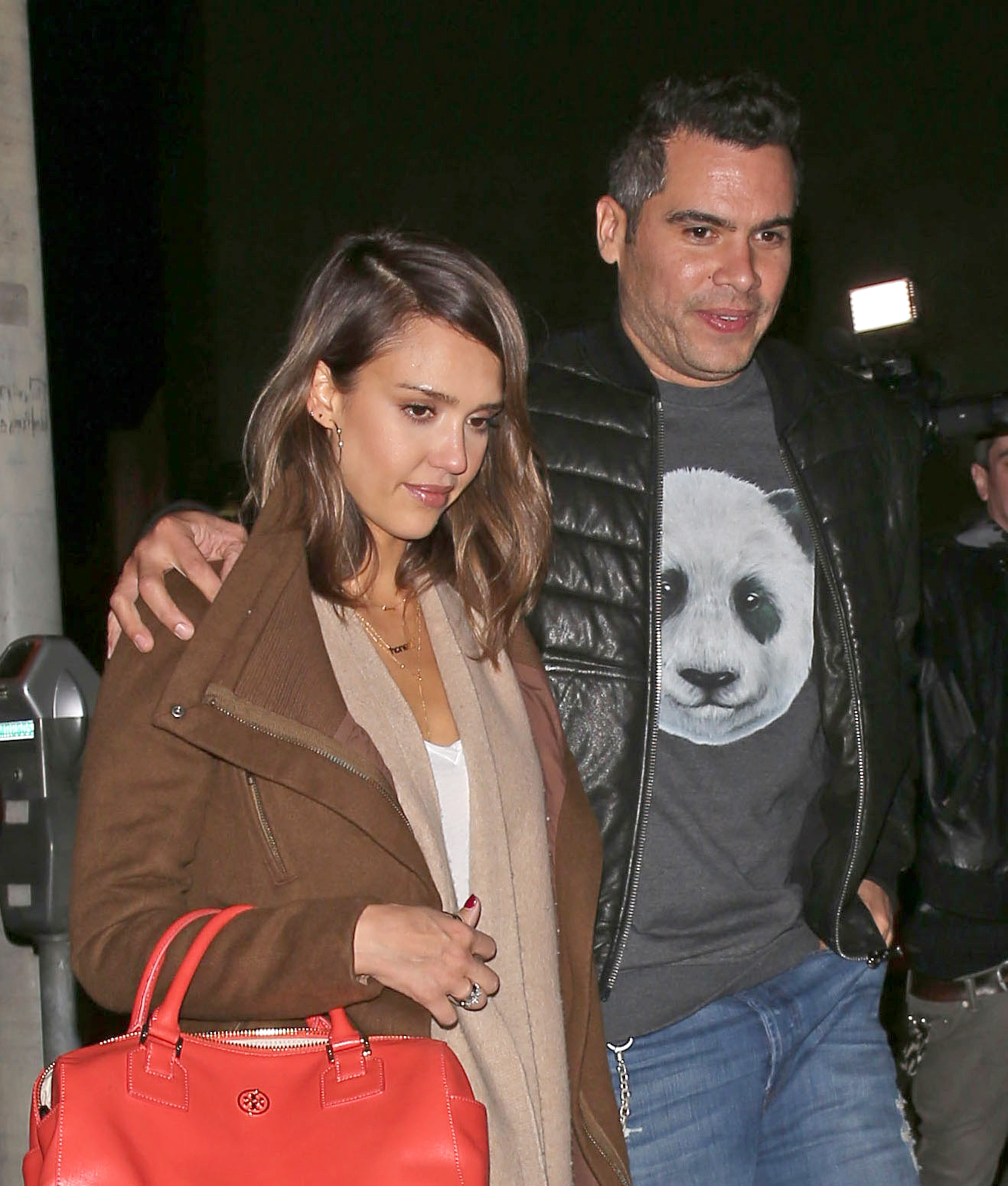 Джессика Альба. Джессика Альба с мужем отправляется на свидание в ресторан "Craig's"