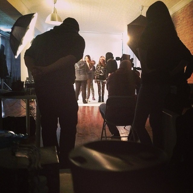 Миранда Косгроув. В инстаграме появилось несколько фотографий,связанных с новым фильмом "злоумышленники"