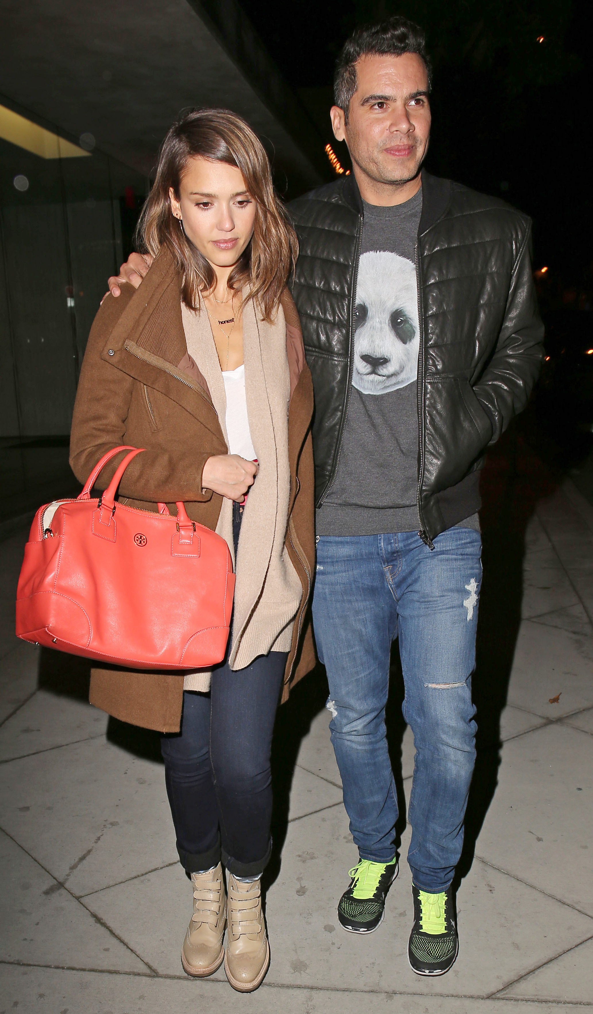 Джессика Альба. Джессика Альба с мужем отправляется на свидание в ресторан "Craig's"