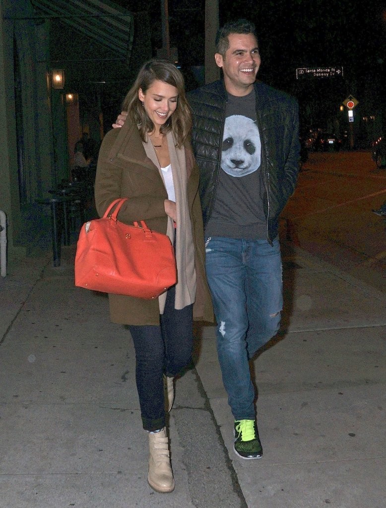 Джессика Альба. Джессика Альба с мужем отправляется на свидание в ресторан "Craig's"