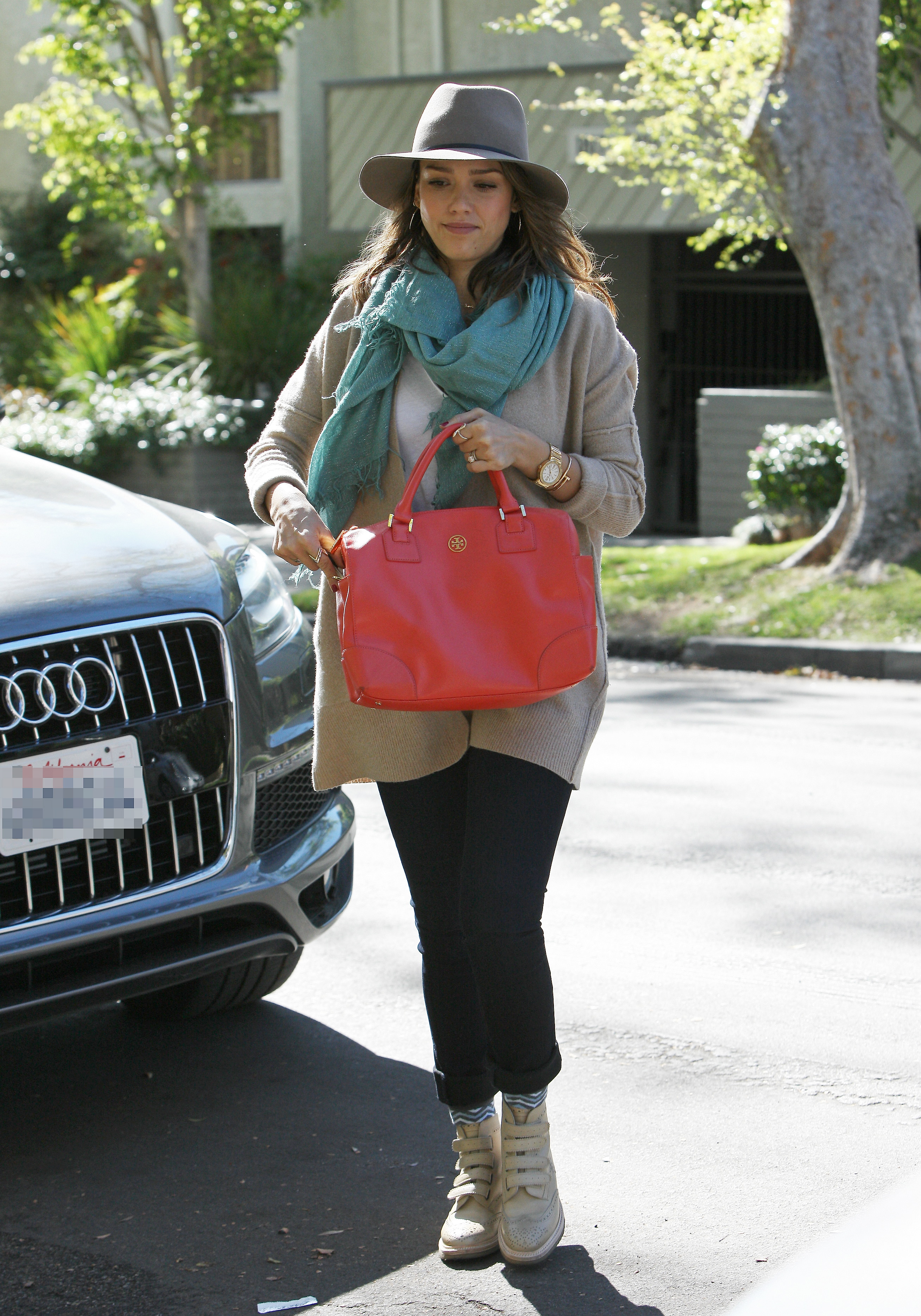 Джессика Альба. Джессика Альба идет на деловую встречу в Вествуде