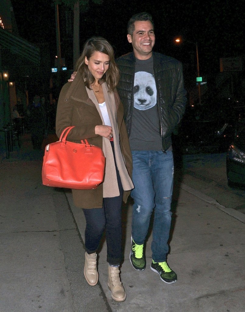 Джессика Альба. Джессика Альба с мужем отправляется на свидание в ресторан "Craig's"