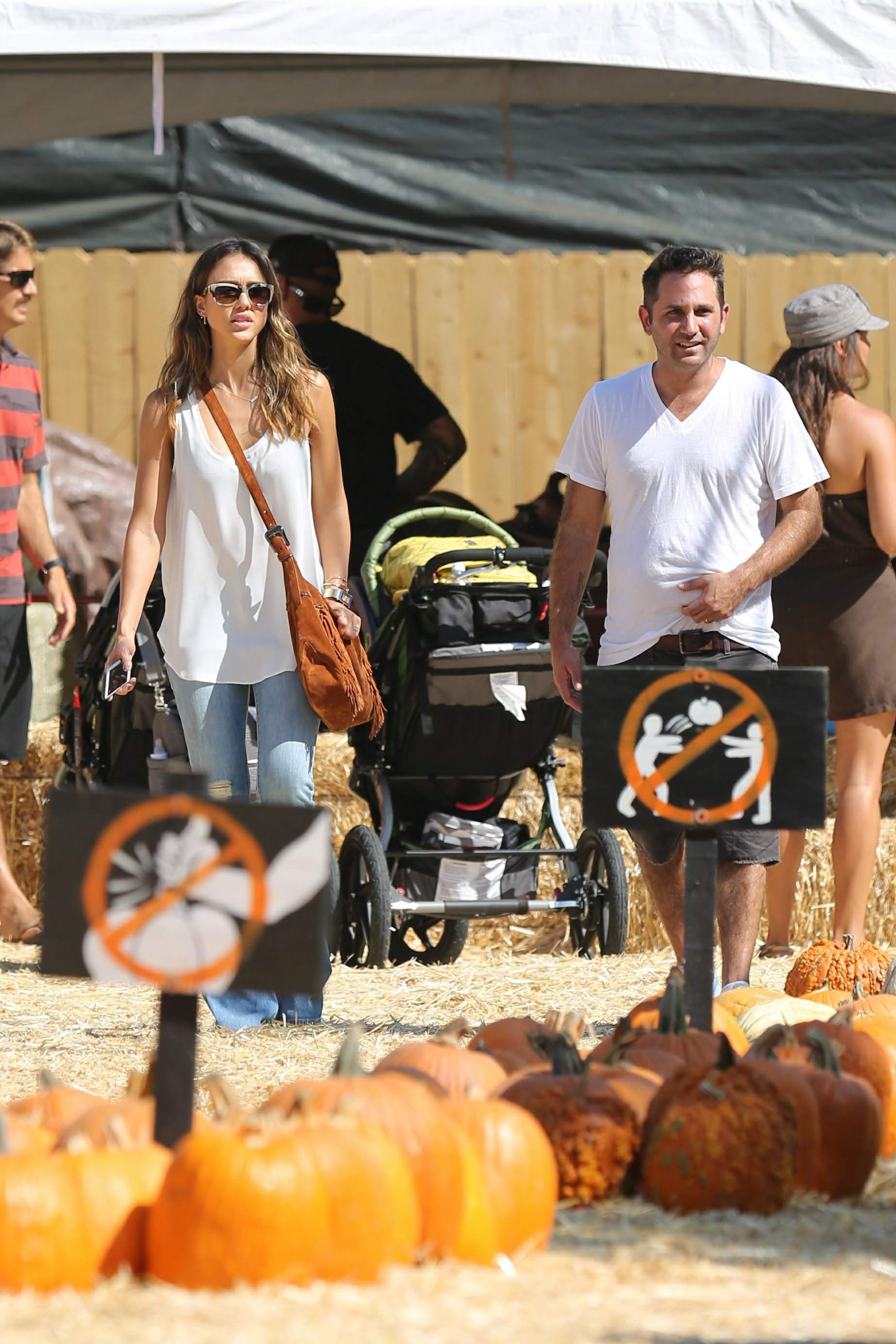 Джессика Альба. Джессика Альба с семьей посетила тыквенную ярмарку "Mr. Bones Pumpkin Patch"