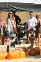 Джессика Альба. Джессика Альба с семьей посетила тыквенную ярмарку "Mr. Bones Pumpkin Patch"