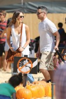 Джессика Альба. Джессика Альба с семьей посетила тыквенную ярмарку "Mr. Bones Pumpkin Patch"