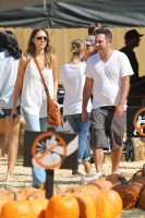 Джессика Альба. Джессика Альба с семьей посетила тыквенную ярмарку "Mr. Bones Pumpkin Patch"