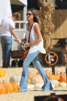 Джессика Альба. Джессика Альба с семьей посетила тыквенную ярмарку "Mr. Bones Pumpkin Patch"