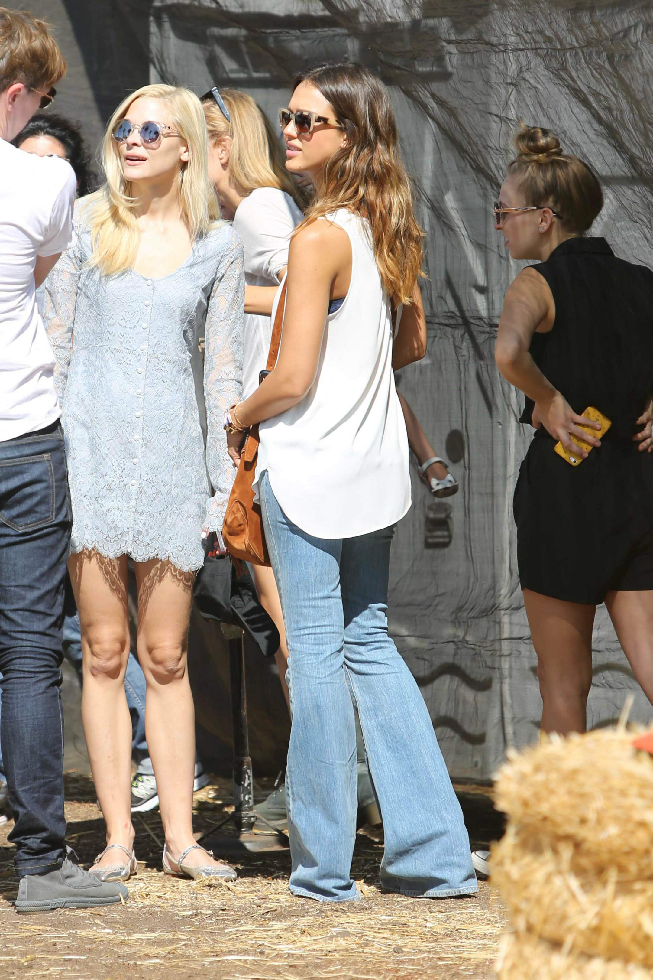 Джессика Альба. Джессика Альба с семьей посетила тыквенную ярмарку "Mr. Bones Pumpkin Patch"