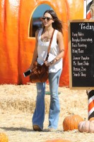 Джессика Альба. Джессика Альба с семьей посетила тыквенную ярмарку "Mr. Bones Pumpkin Patch"