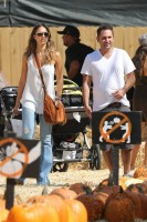 Джессика Альба. Джессика Альба с семьей посетила тыквенную ярмарку "Mr. Bones Pumpkin Patch"
