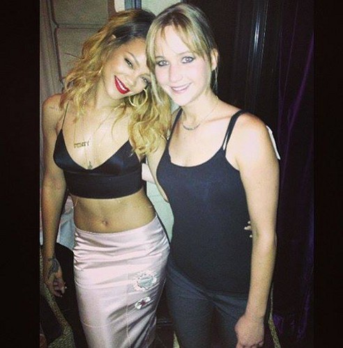 Дженнифер Лоуренс.  Во время ужина в честь показа новой коллекции от Christian Dior Джен столкнулась с Рианной, после чего певица опубликовала этот снимок на своем Instagram