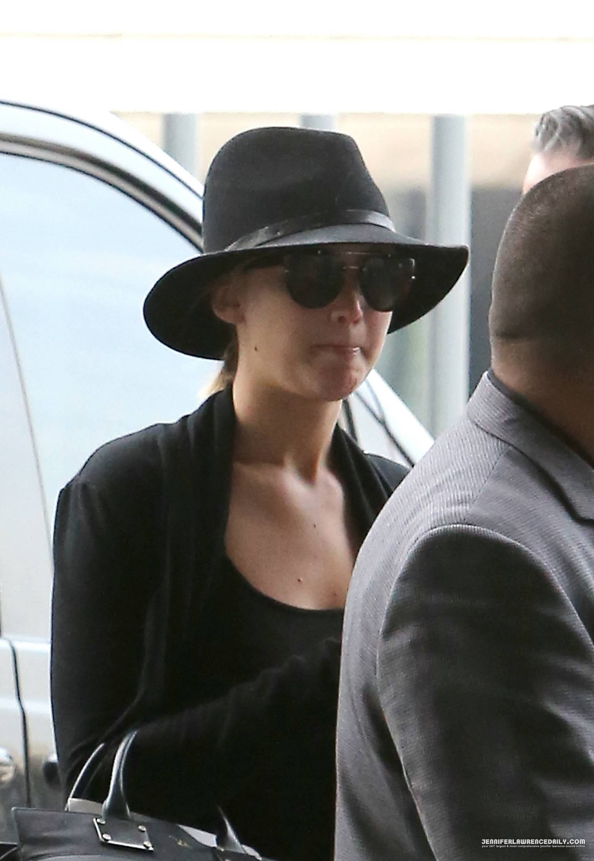 Дженнифер Лоуренс. 2 июля - Дженнифер была замечана французскими папарацци в аэропорту в Париже