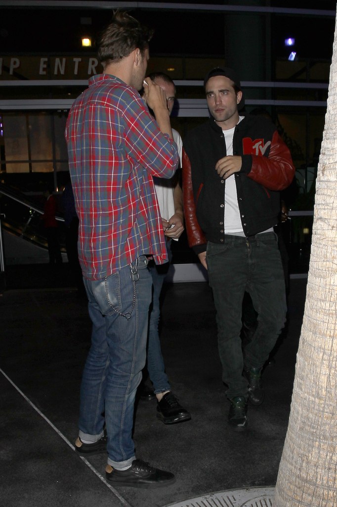 Роберт Паттинсон. Роберт покидает концерт Beyoncé