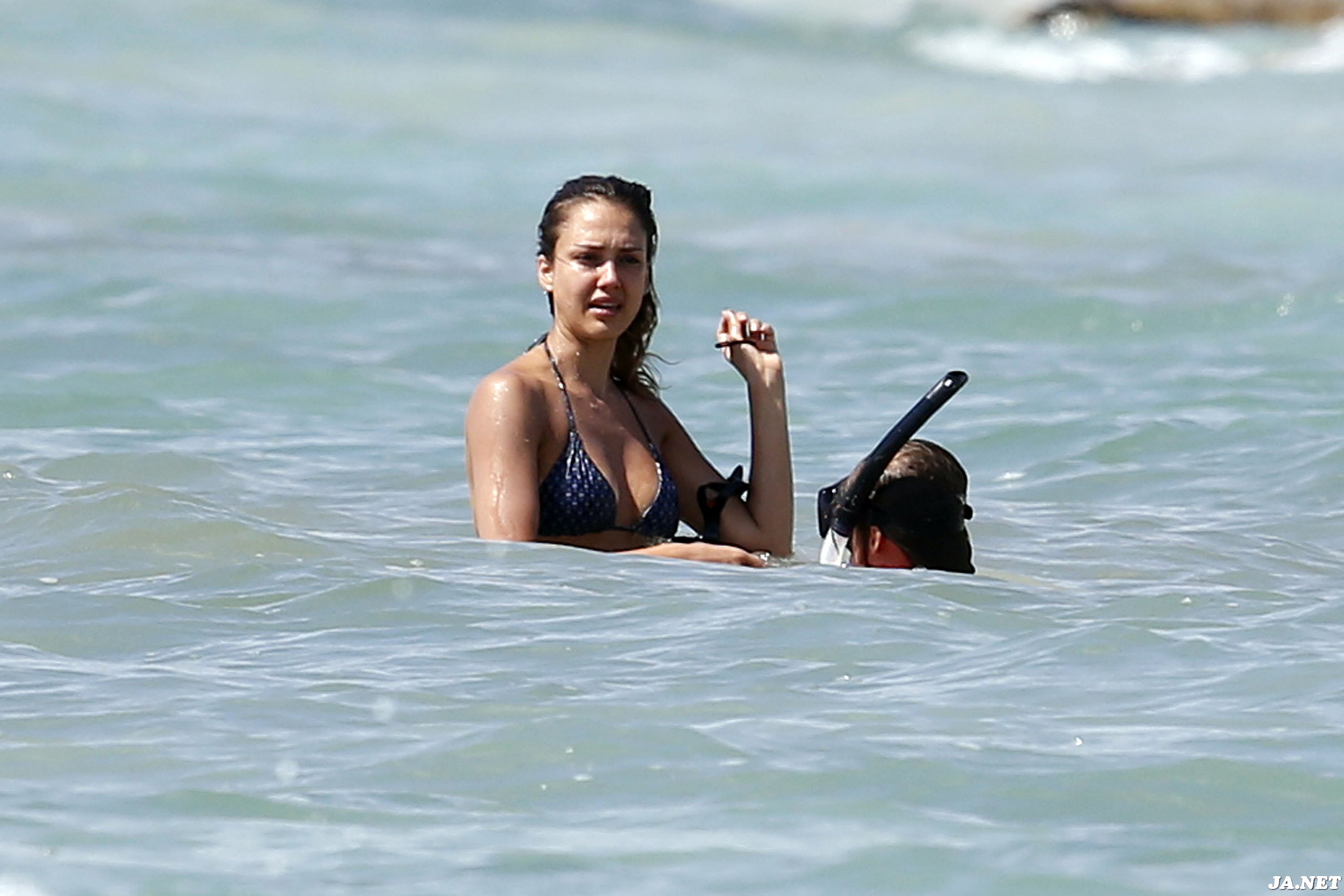 Джессика Альба. Джессика Альба на пляже в Мексике