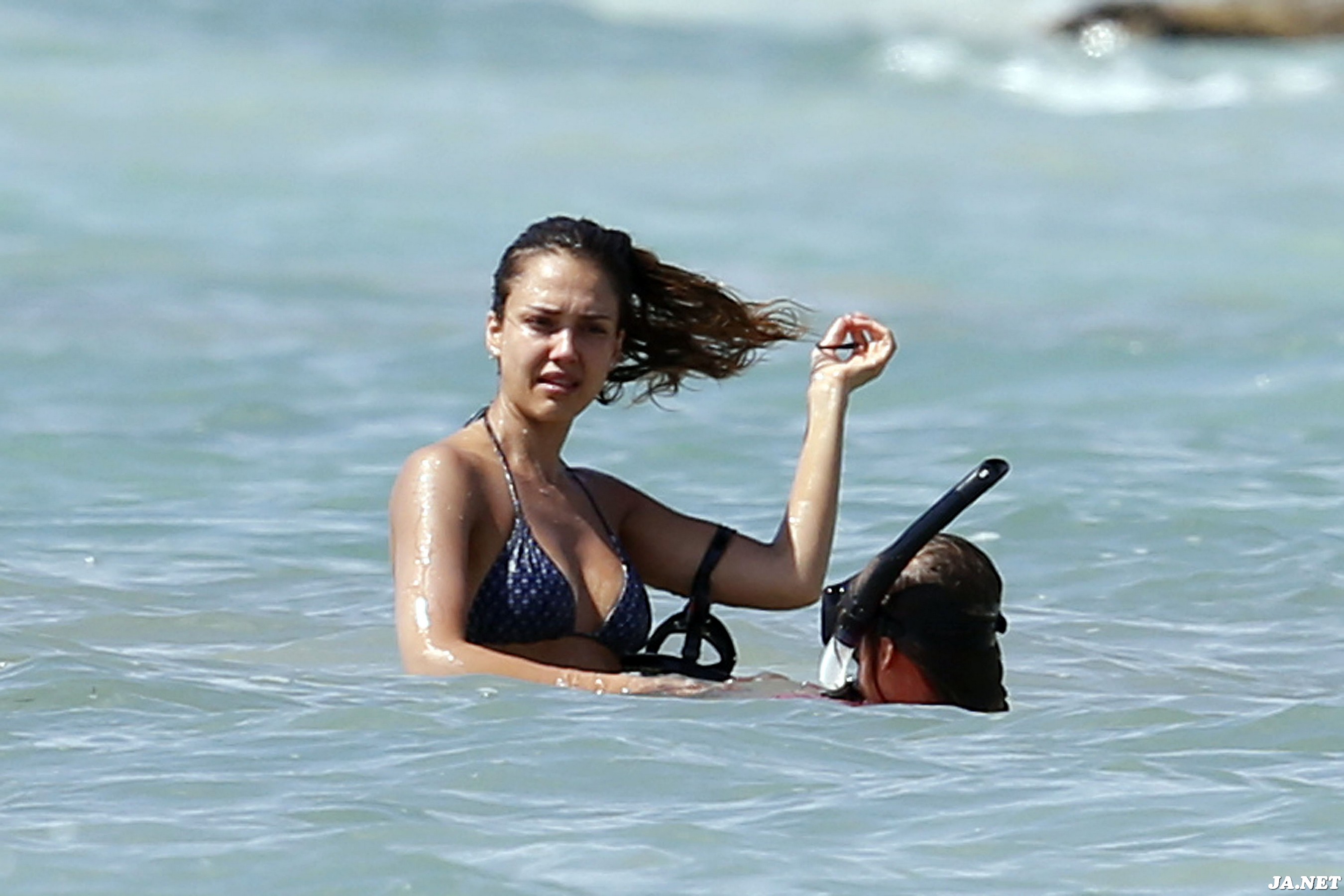 Джессика Альба. Джессика Альба на пляже в Мексике