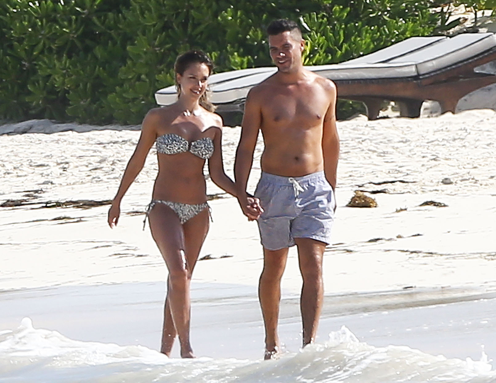 Джессика Альба. Джессика Альба на пляже в Мексике