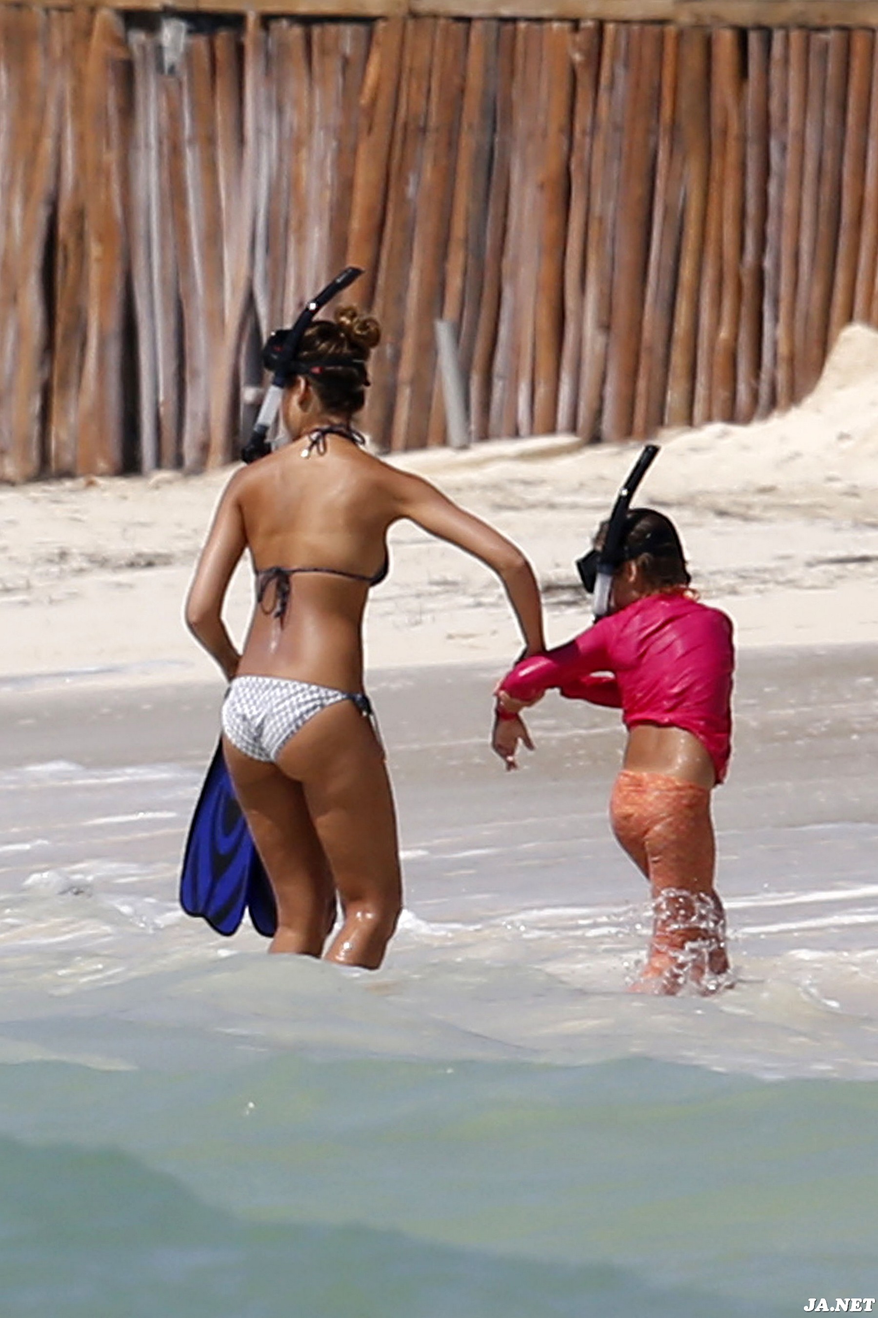 Джессика Альба. Джессика Альба на пляже в Мексике