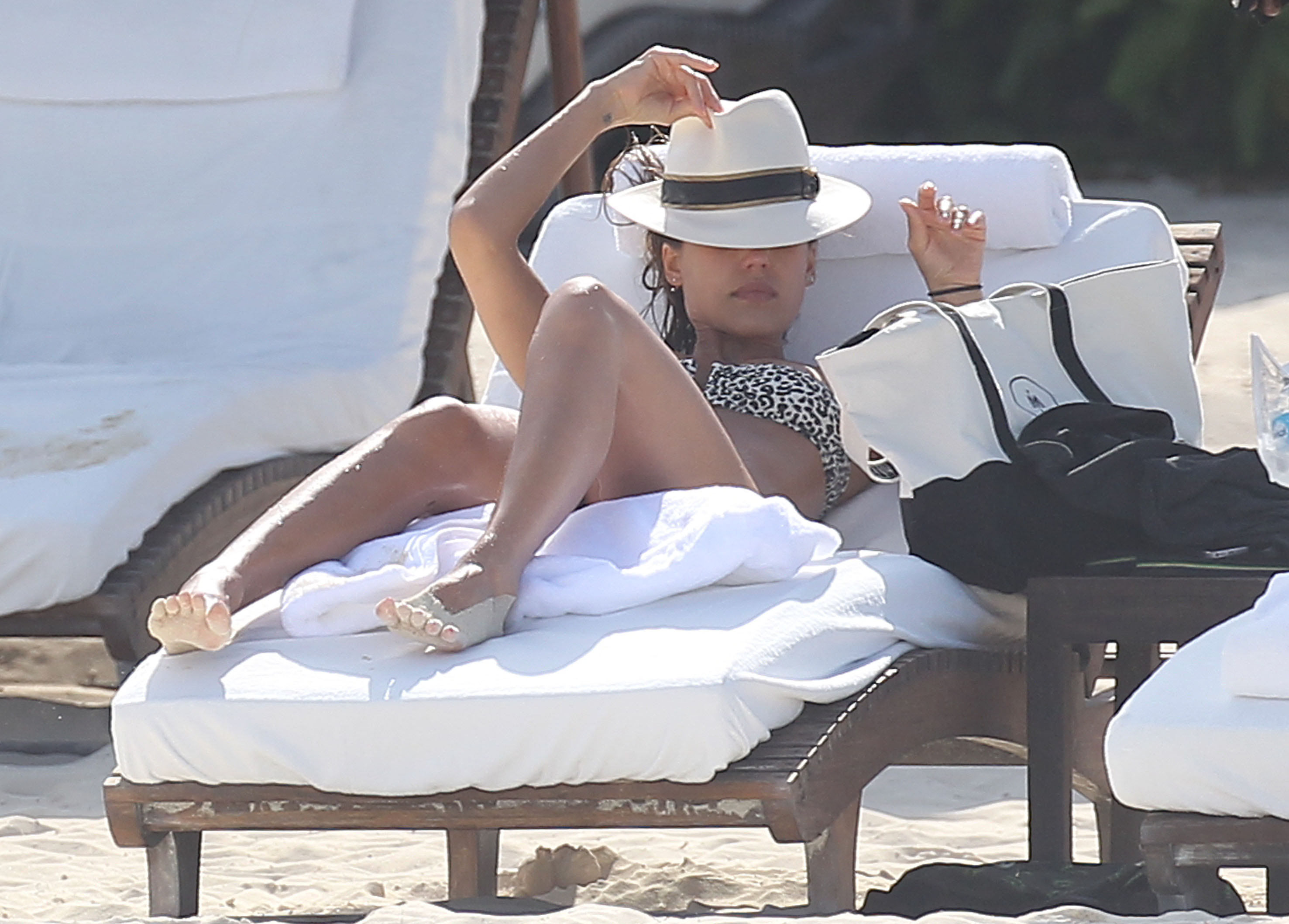 Джессика Альба. Джессика Альба на пляже в Мексике