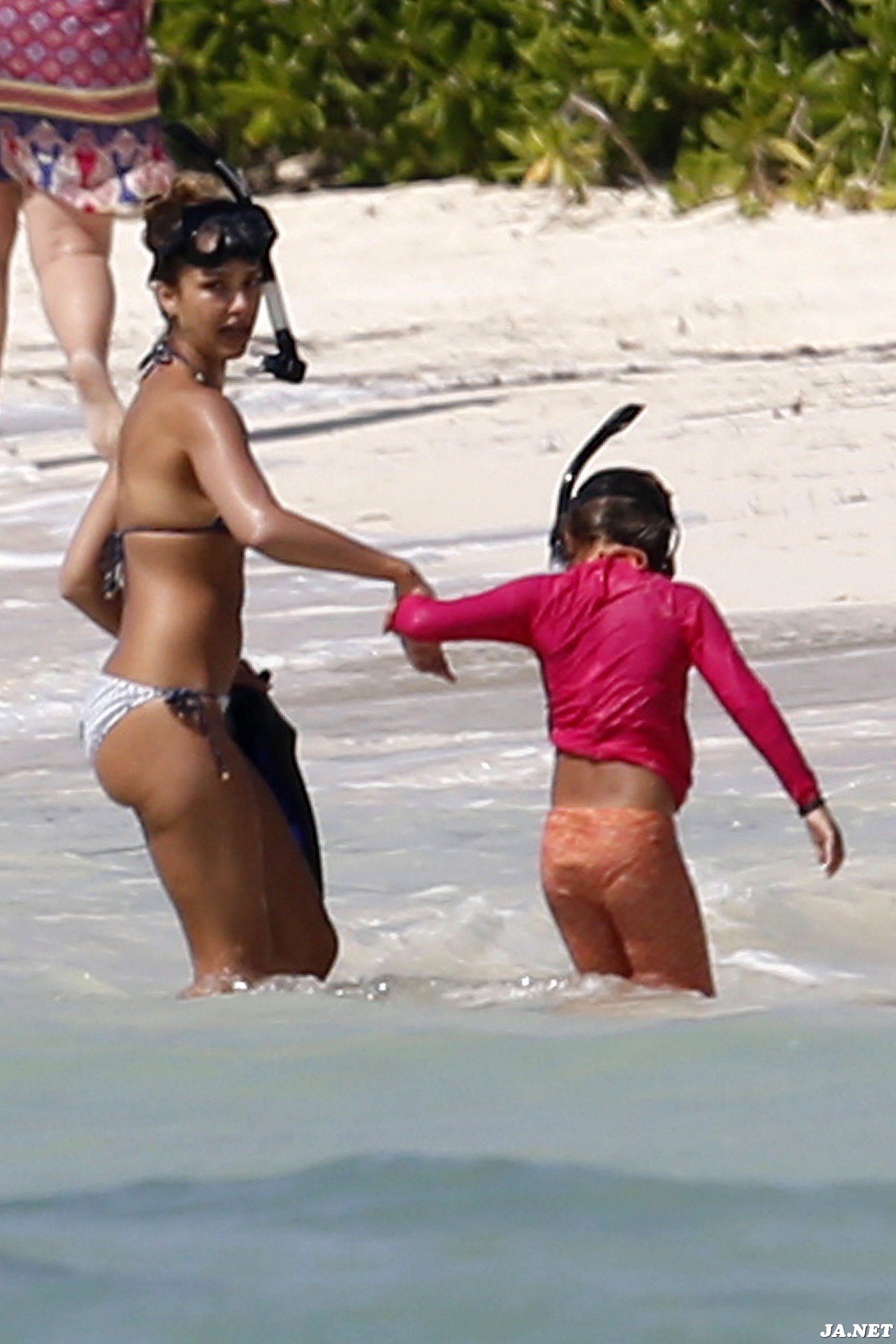 Джессика Альба. Джессика Альба на пляже в Мексике