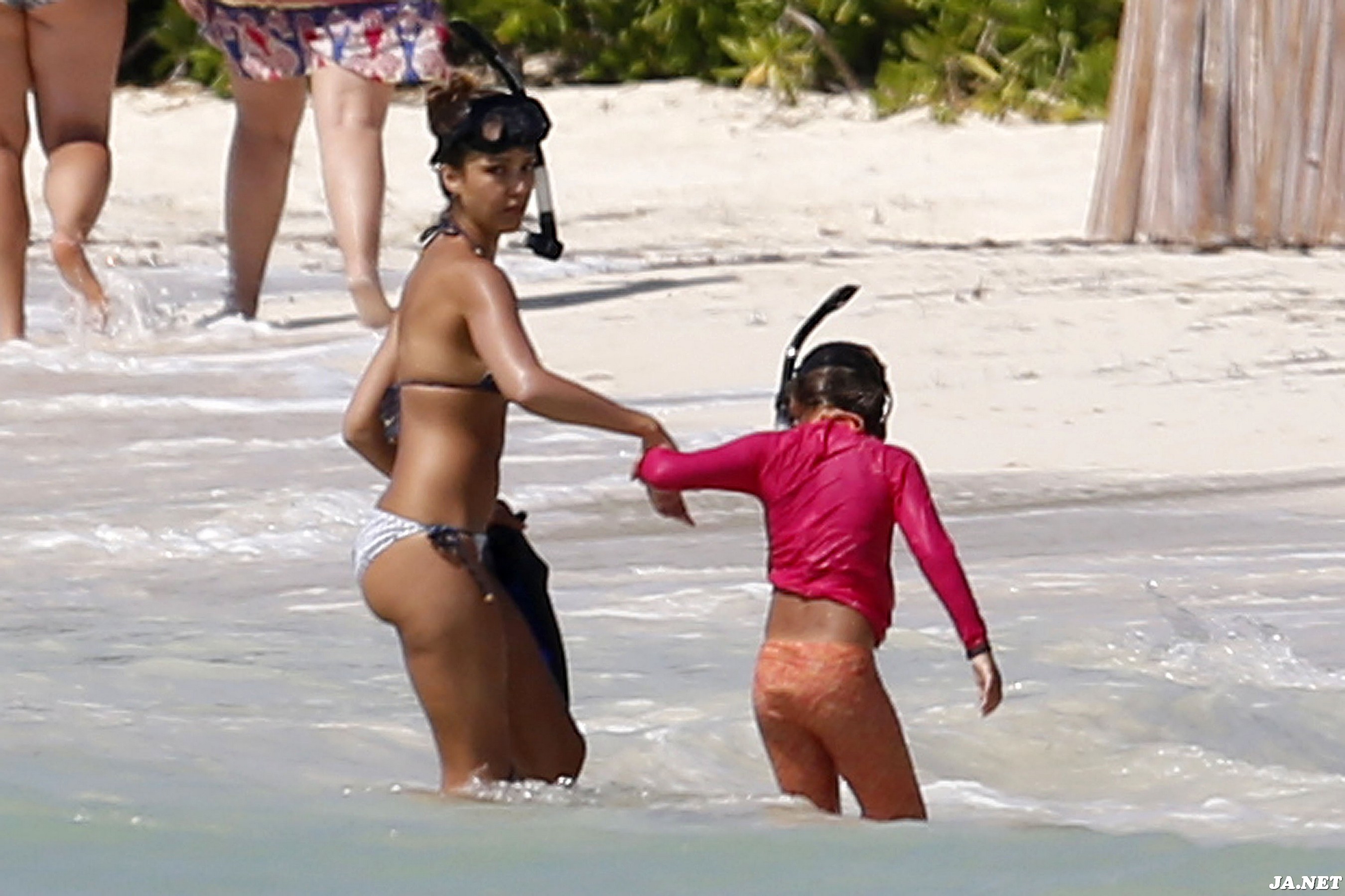 Джессика Альба. Джессика Альба на пляже в Мексике