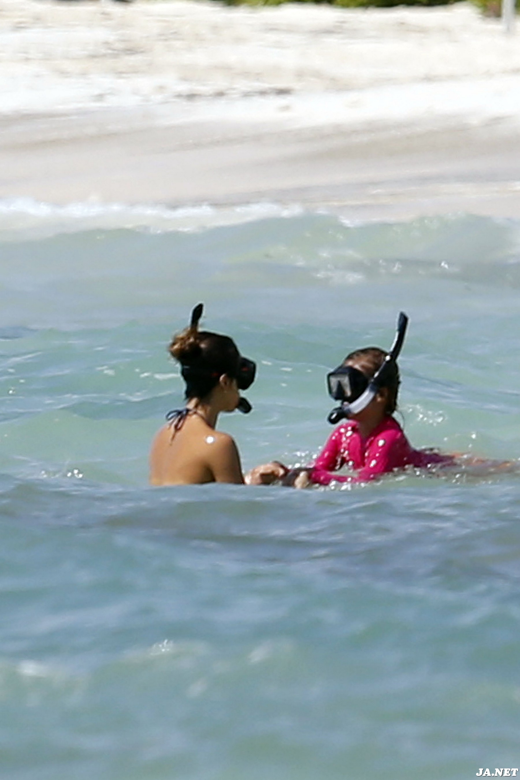 Джессика Альба. Джессика Альба на пляже в Мексике