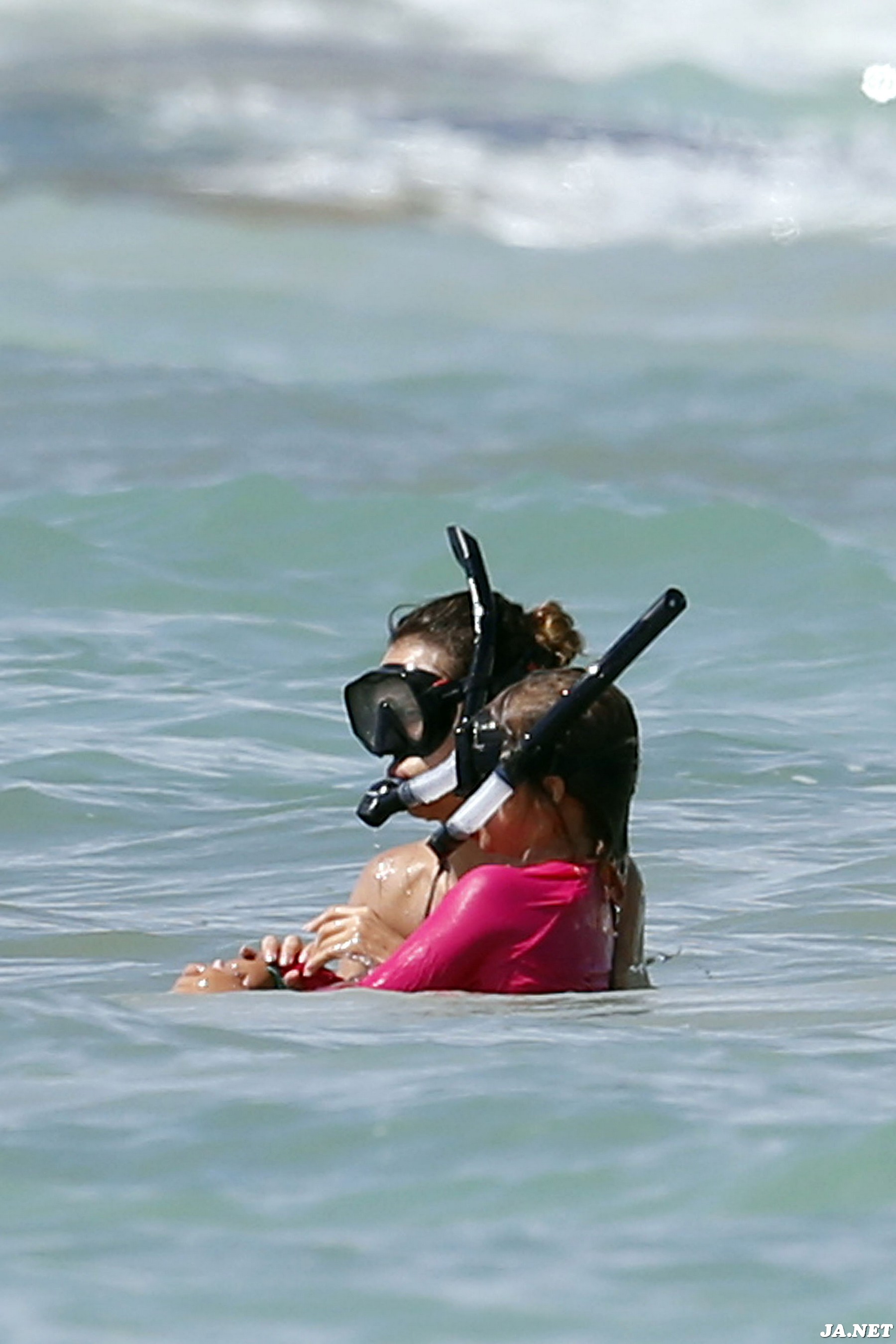 Джессика Альба. Джессика Альба на пляже в Мексике