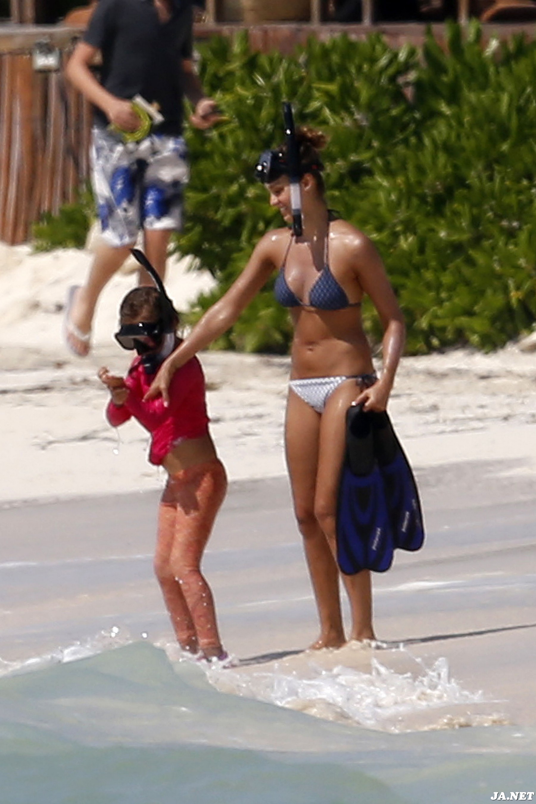 Джессика Альба. Джессика Альба на пляже в Мексике