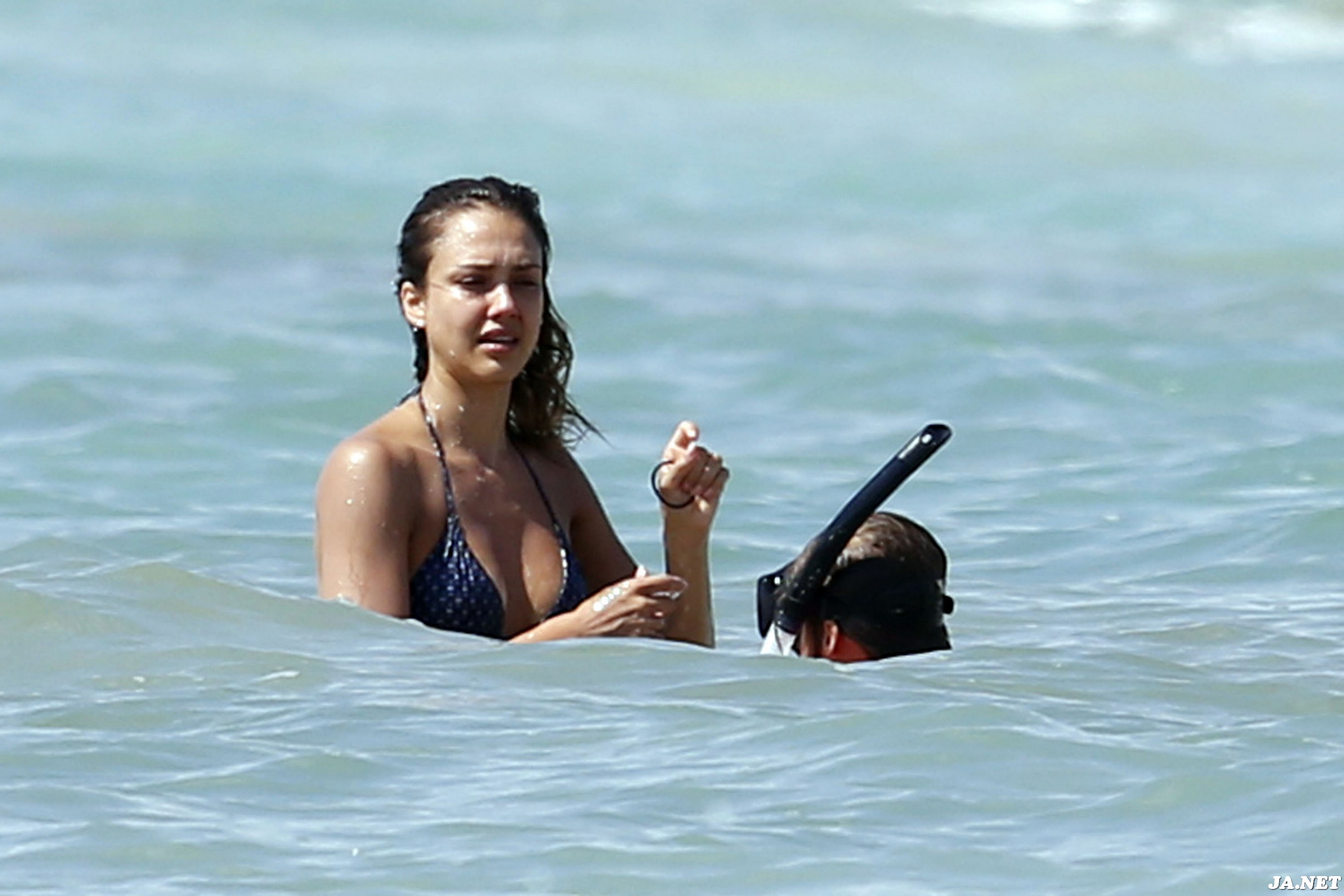 Джессика Альба. Джессика Альба на пляже в Мексике