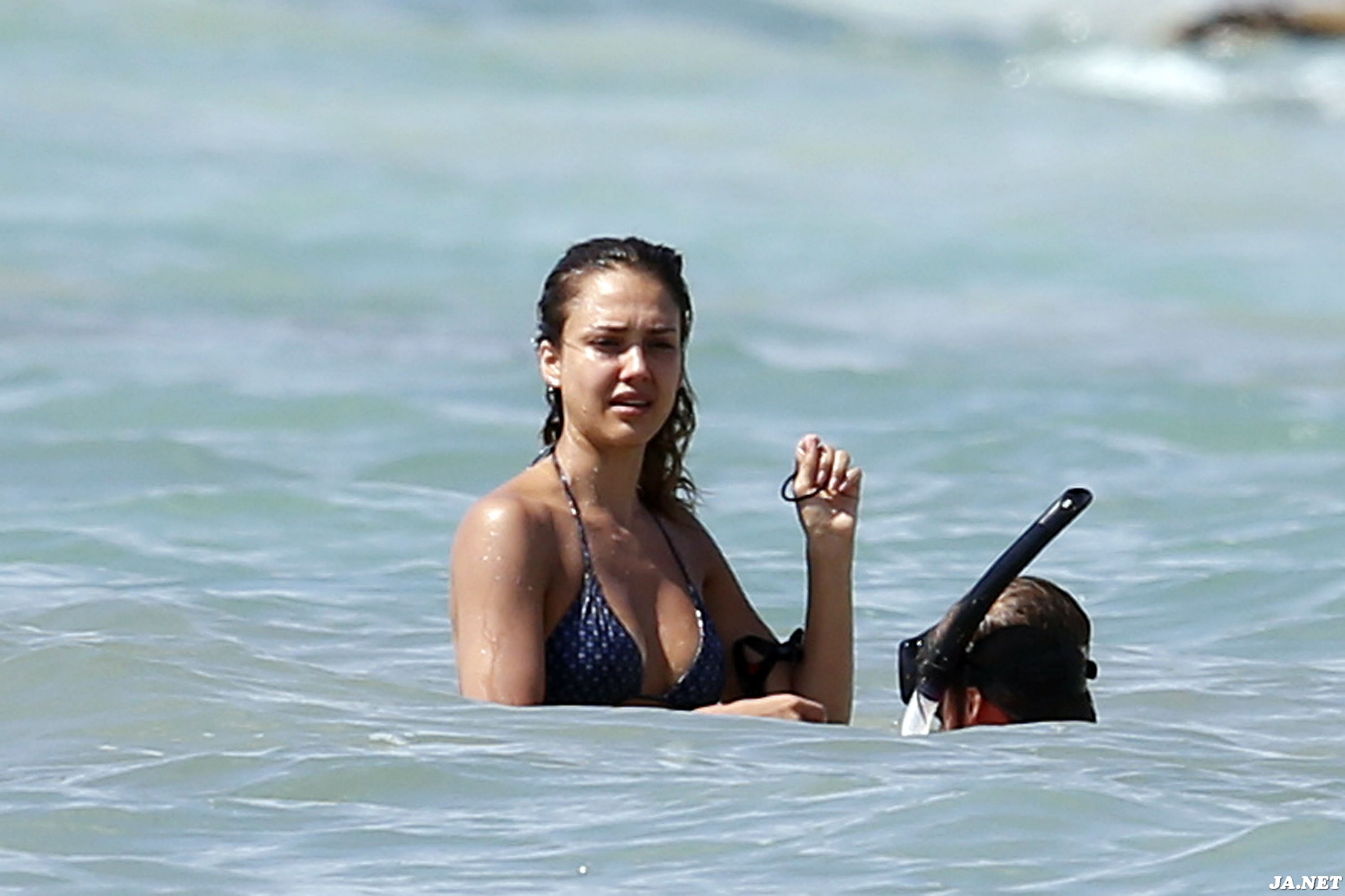 Джессика Альба. Джессика Альба на пляже в Мексике