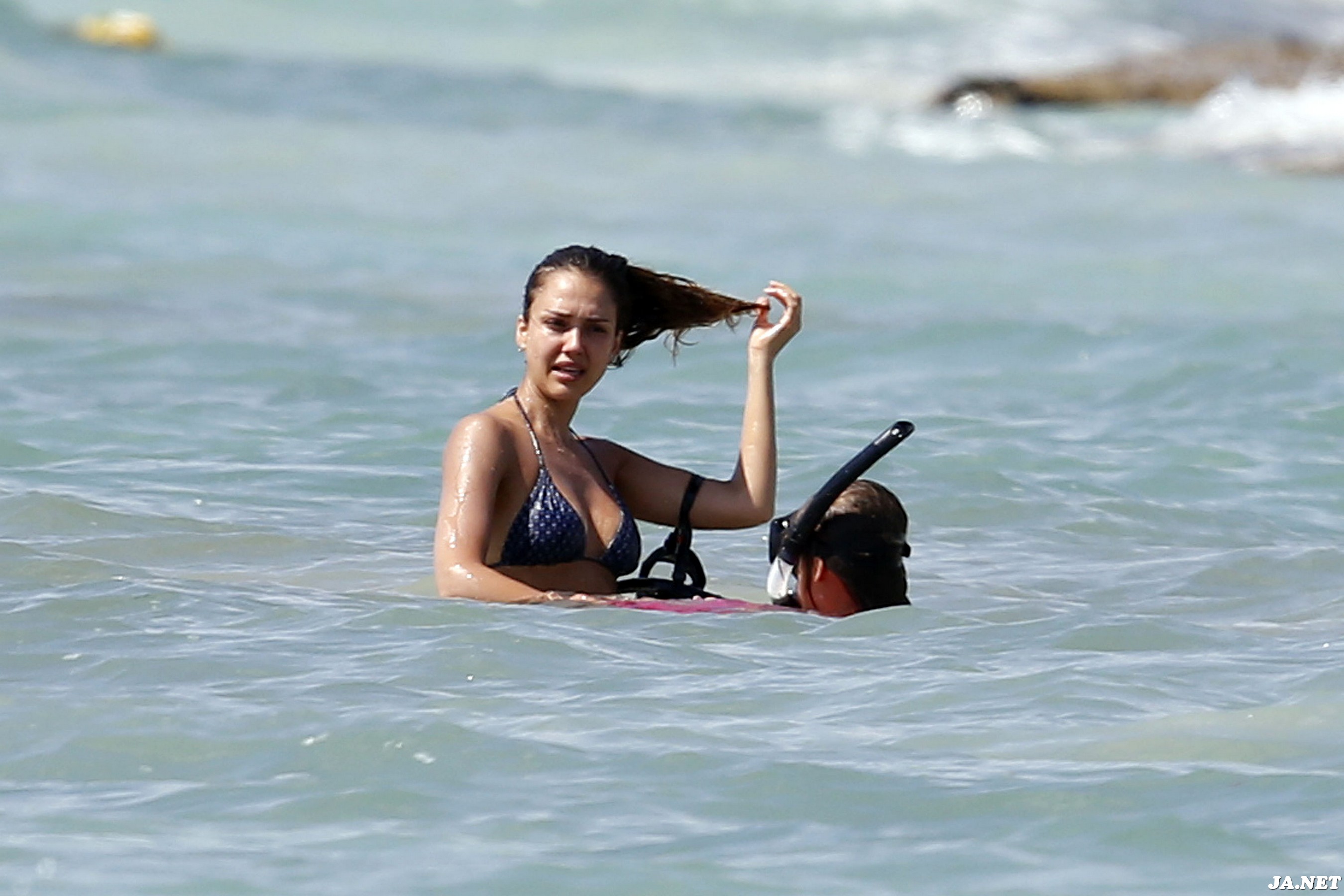 Джессика Альба. Джессика Альба на пляже в Мексике