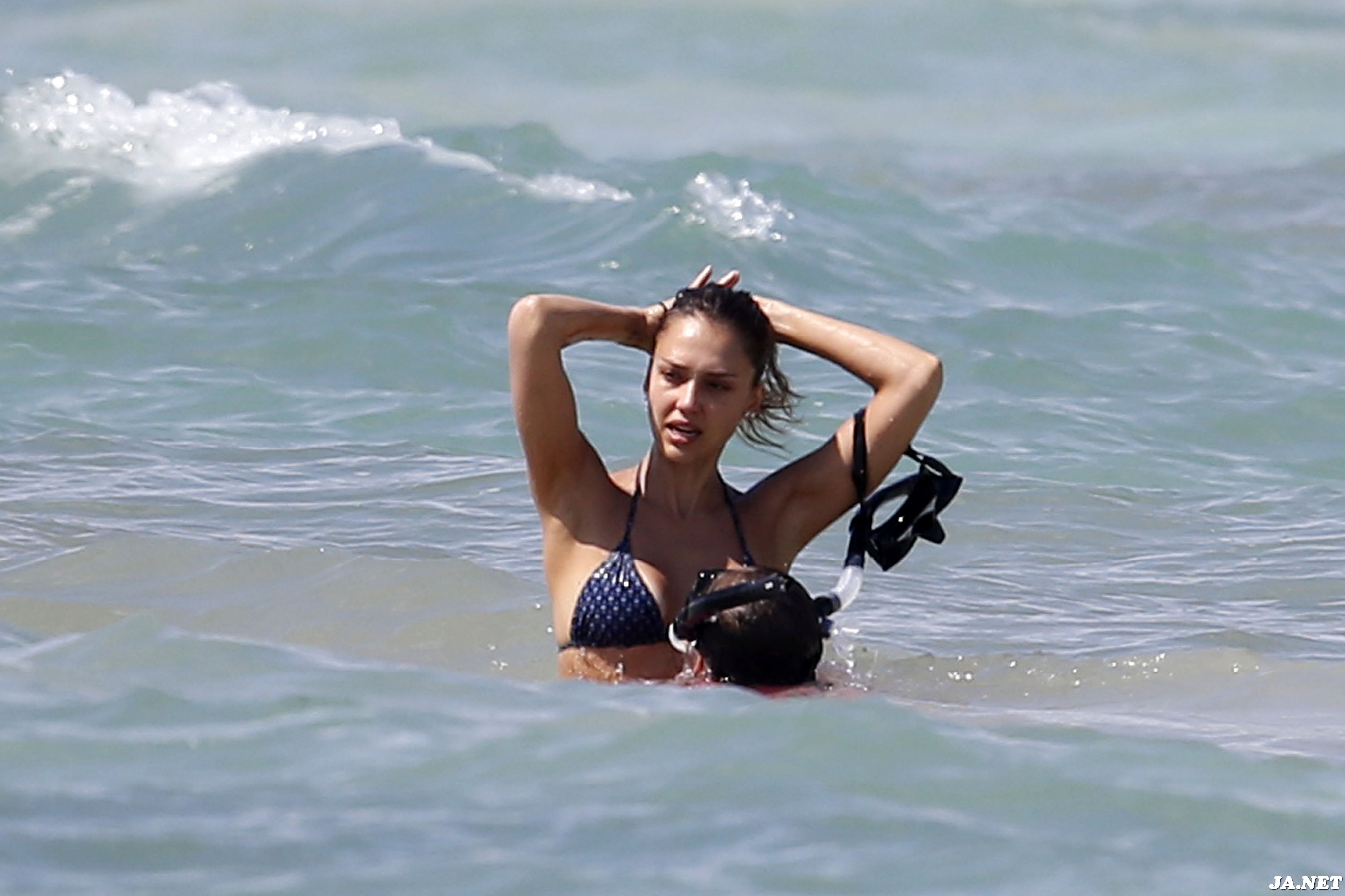 Джессика Альба. Джессика Альба на пляже в Мексике