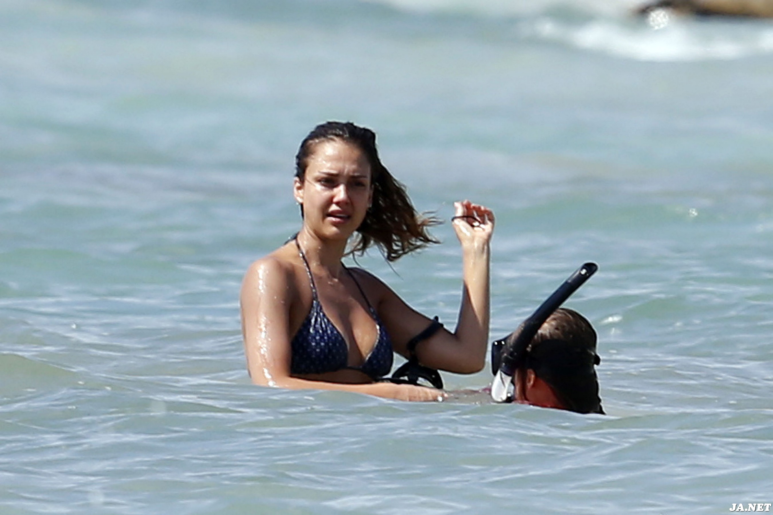 Джессика Альба. Джессика Альба на пляже в Мексике