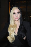 Леди Гага на показе модного дома «Versace» в Париже.