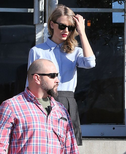 Тейлор Свифт. Тейлор заглянула в антикварный магазин «Big Daddy’s Antiques» в Калвер-Сити, США.