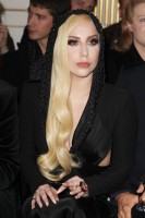 Леди Гага. Леди Гага на показе модного дома «Versace» в Париже.