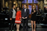 Зоуи Дешанель. Зоуи на шоу Saturday Night Live (SNL) - 12 Апреля