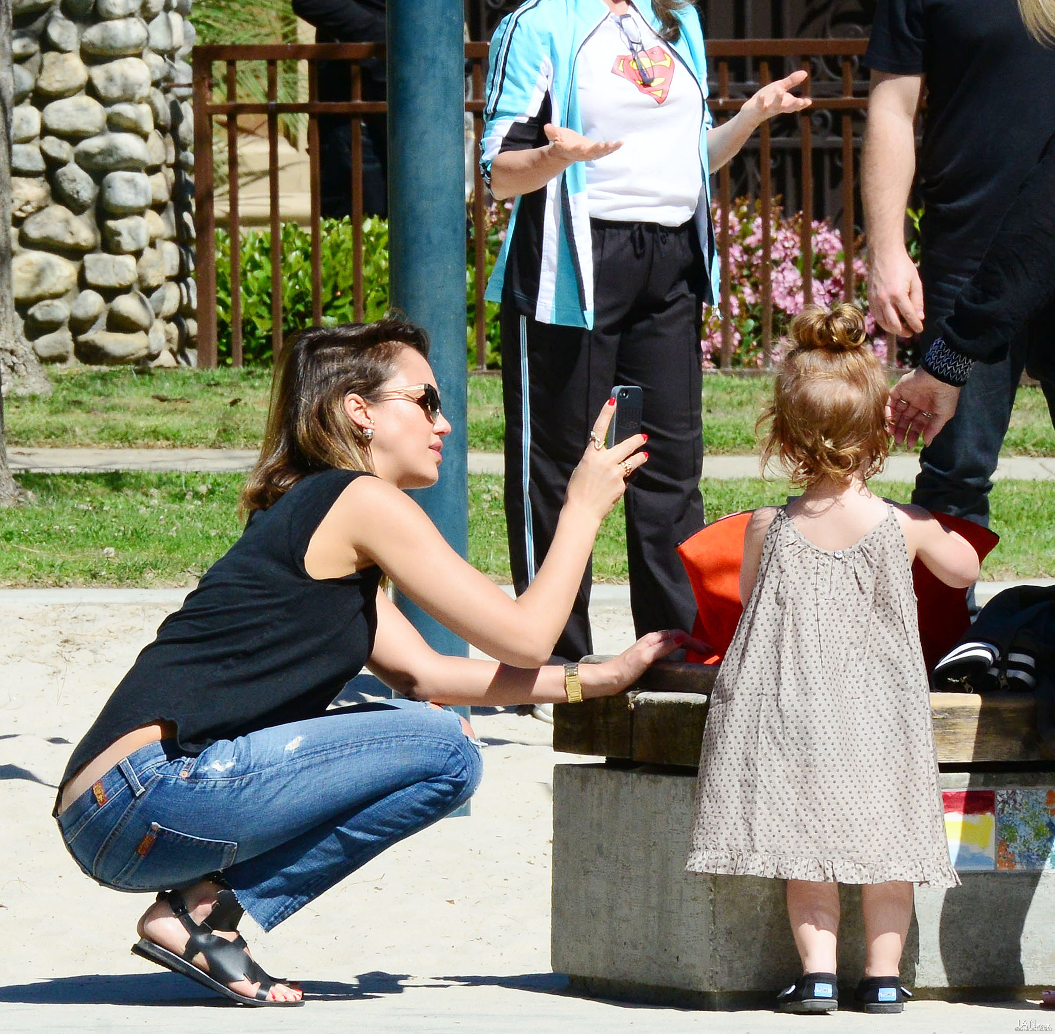 Джессика Альба. Джессика Альба с семьей в парке Coldwater Canyon