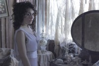 Новые кадры, постер и промо с Сурией к фильму «Темнее ночи». Также стало известно, что именно героиня Сури является главным персонажем фильма – девушкой, что унаследовала дом и черную кошку.