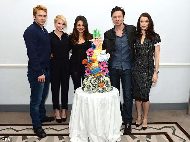 Рейчел Вайс. • Актеры позируют с тортом, сделанным специально для Great Ormond Street Hospital