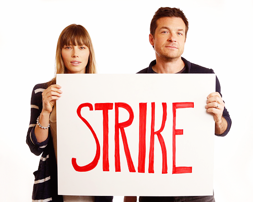 Джессика Бил.  Джессика Бил и Джейсон Бейтман поддерживают "туалетный протест" Мэтта Дэймона.