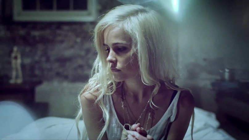 Изабель Лукас. Скринкапсы из клипа Эда Ширана «Give Me Love»