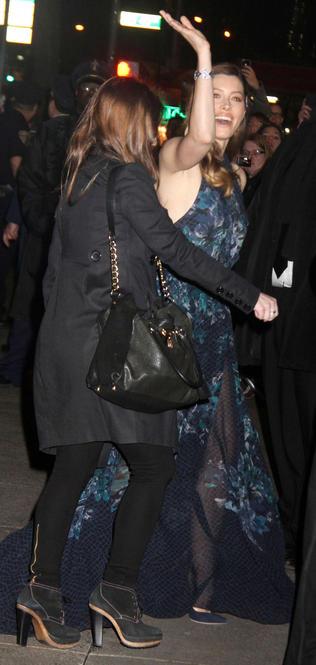 Джессика Бил. Джессика покидает вечеринку Tiffany & Co в Нью-Йорке (18 апреля 2013)