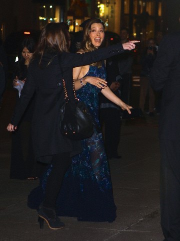 Джессика Бил. Джессика покидает вечеринку Tiffany & Co в Нью-Йорке (18 апреля 2013)